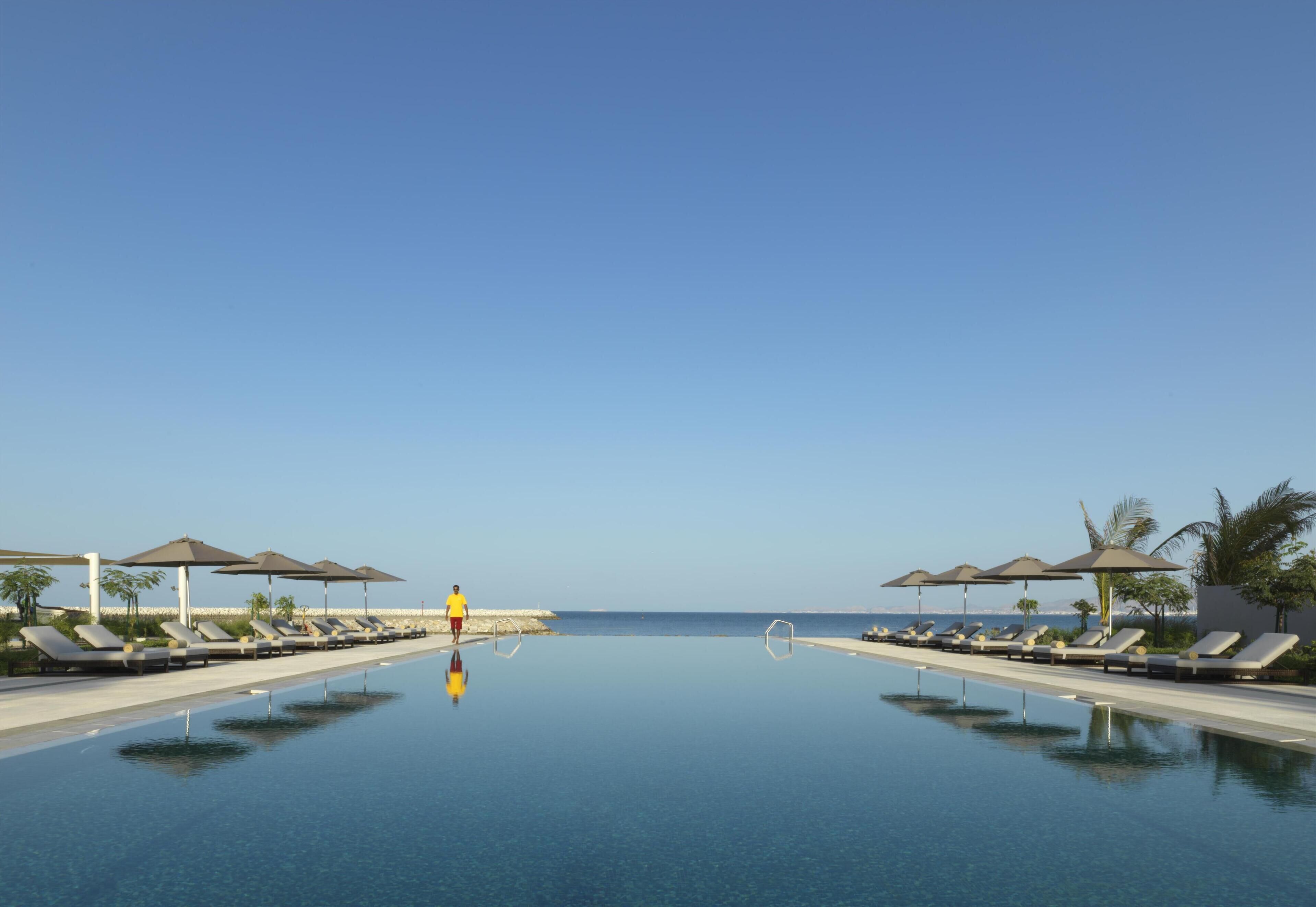 2 つの屋外プール、サンラウンジャー