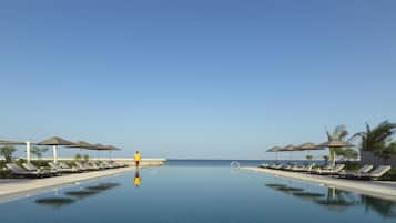 2 piscines extérieures, chaises longues