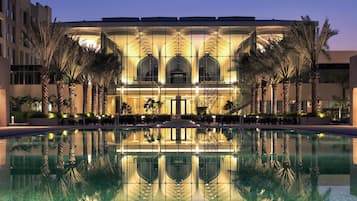 2 kolam renang terbuka, kerusi lepak pantai