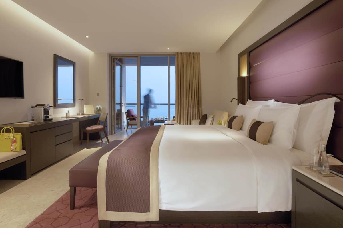 Deluxe Room, 1 Bedroom, Balcony (Deluxe King) | 1 bedroom, premium bedding, minibar, in-room safe