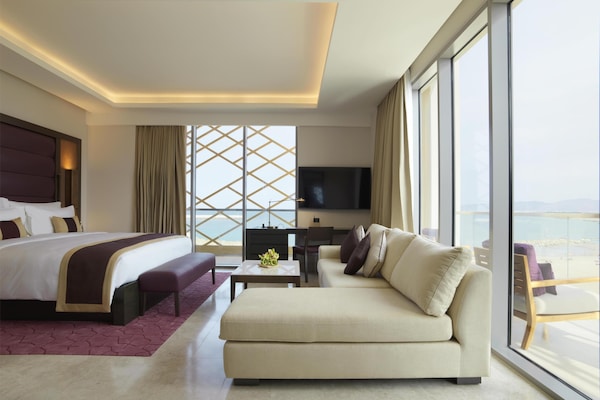 Grand kamer, 1 slaapkamer, balkon, uitzicht op zee (Grand Deluxe Sea View) | 1 slaapkamer, luxe beddengoed, een minibar, een kluis op de kamer