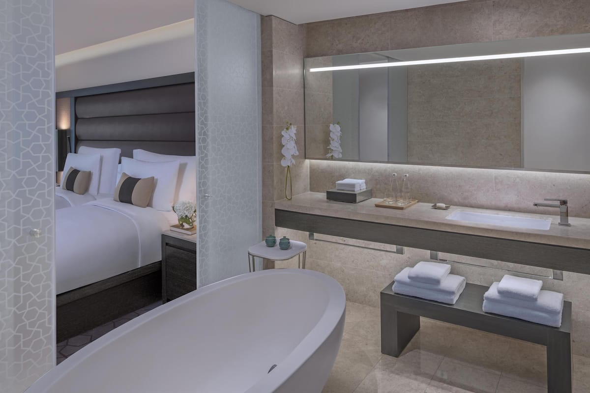 Combined shower/tub, deep soaking tub, designer toiletries, hair dryer