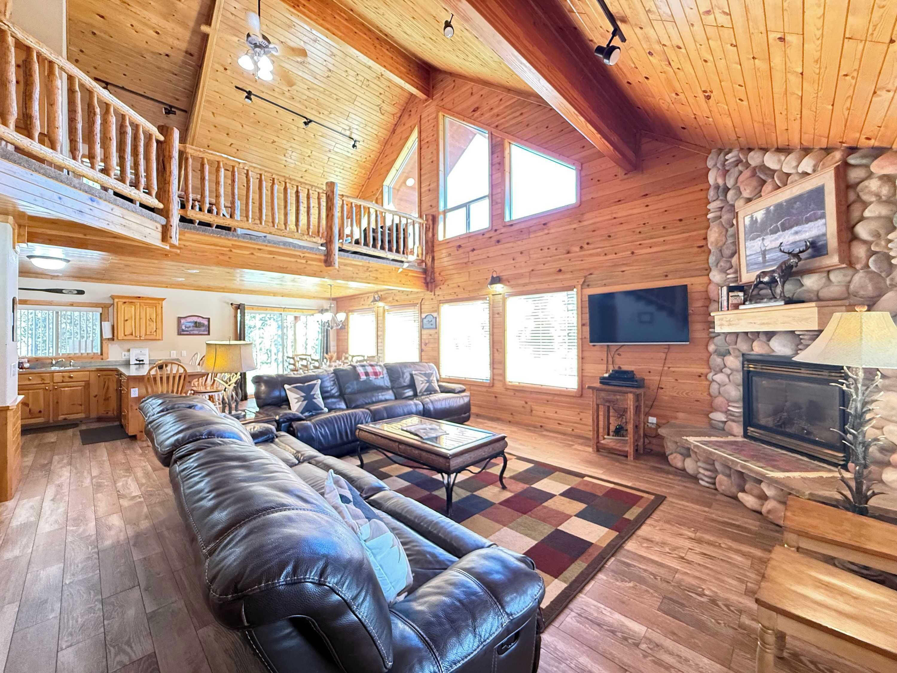 Televisie, een open haard, een dvd-speler en een kantoor