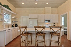 Fridge, microwave, oven, stovetop - Fabulous home! Walk to the beach! Palapa! Community Pool! In town! (Port Aransas)