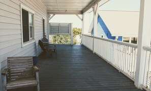 Terrace/patio - Great center-island location, walk everywhere! (St. George Island)