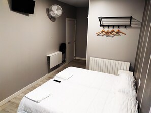 Habitación Cuádruple (2 camas + 1 litera) | Wifi gratis y ropa de cama 