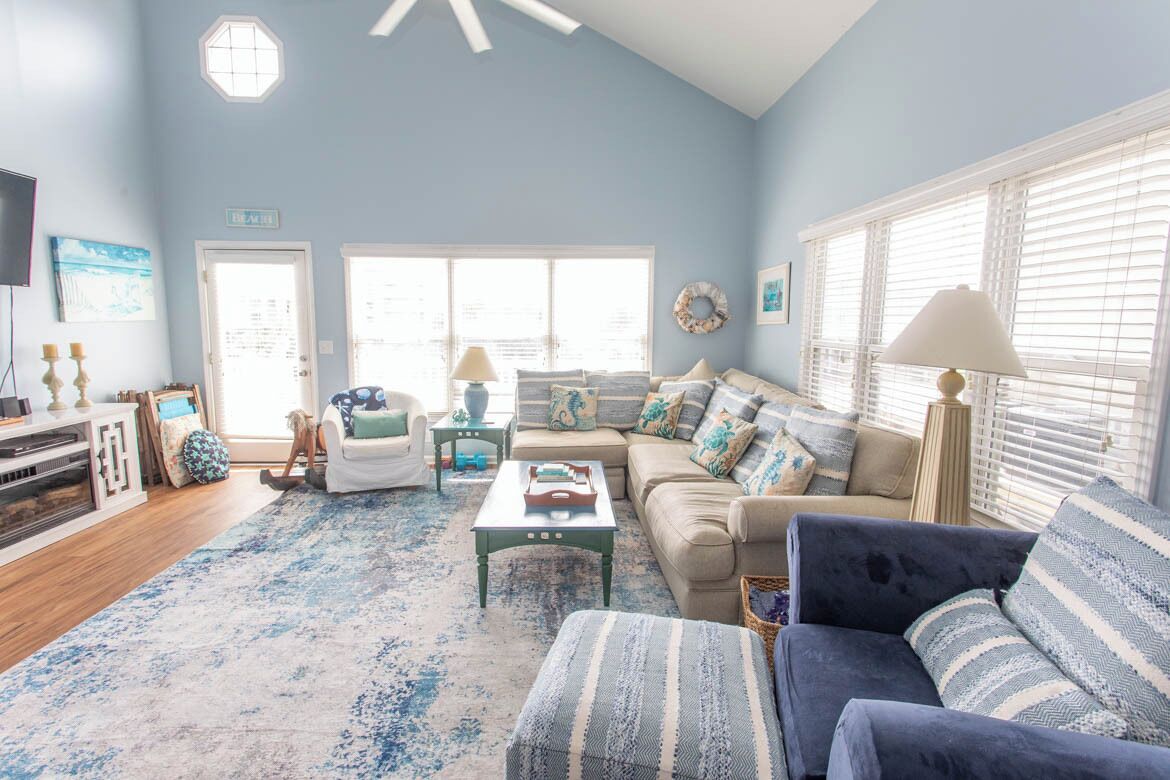 Smart TV, DVD player, books, stereo