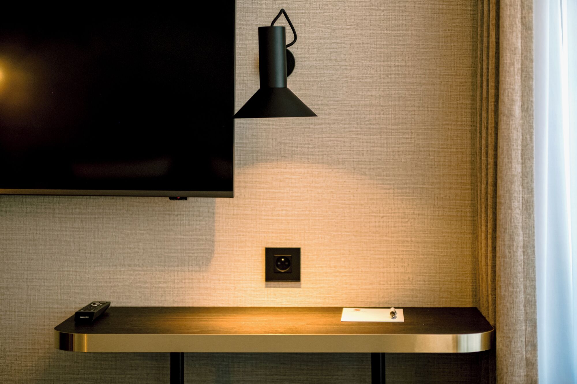 32-inch flat-screen tv with digital channels