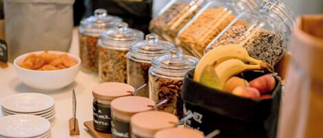 Un bufé de desayuno con diversos alimentos y salsas.