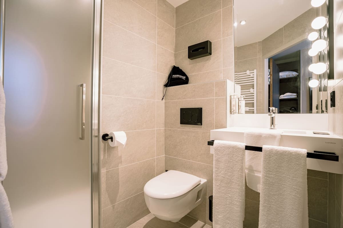 business room | bathroom | shower, rainfall showerhead, free toiletries, hair dryer