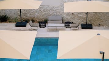 Een buitenzwembad, open van 07.30 uur tot 20.30 uur, en ligstoelen