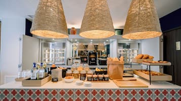 Café da manhã com buffet todos os dias (EUR 18 por pessoa)