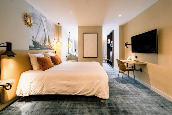 Suite Junior | Seprai premium, bantalan ekstra lembut, minibar gratis, dan meja kerja