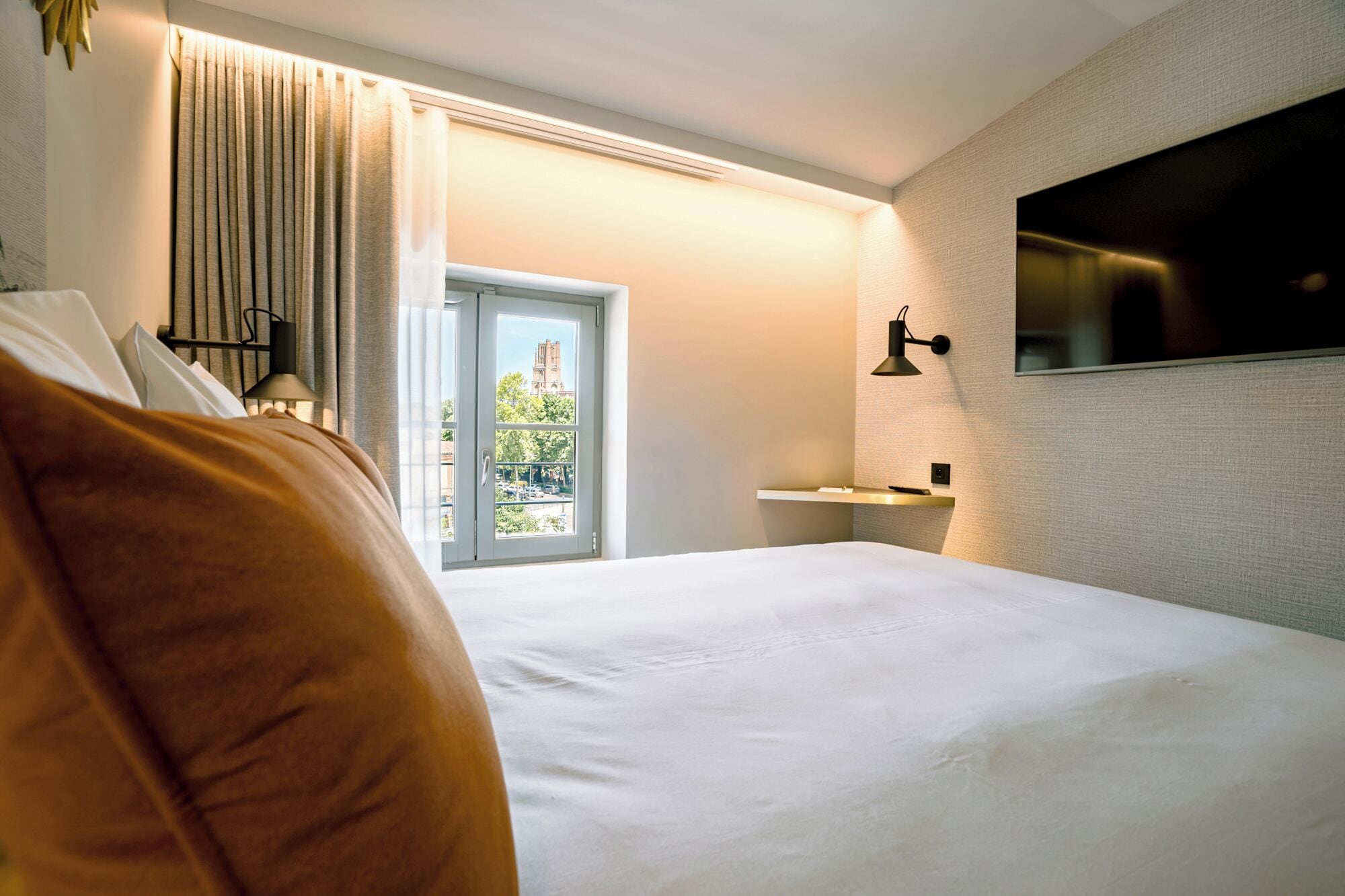 business room | 1 bedroom, premium bedding, pillow-top beds, free minibar