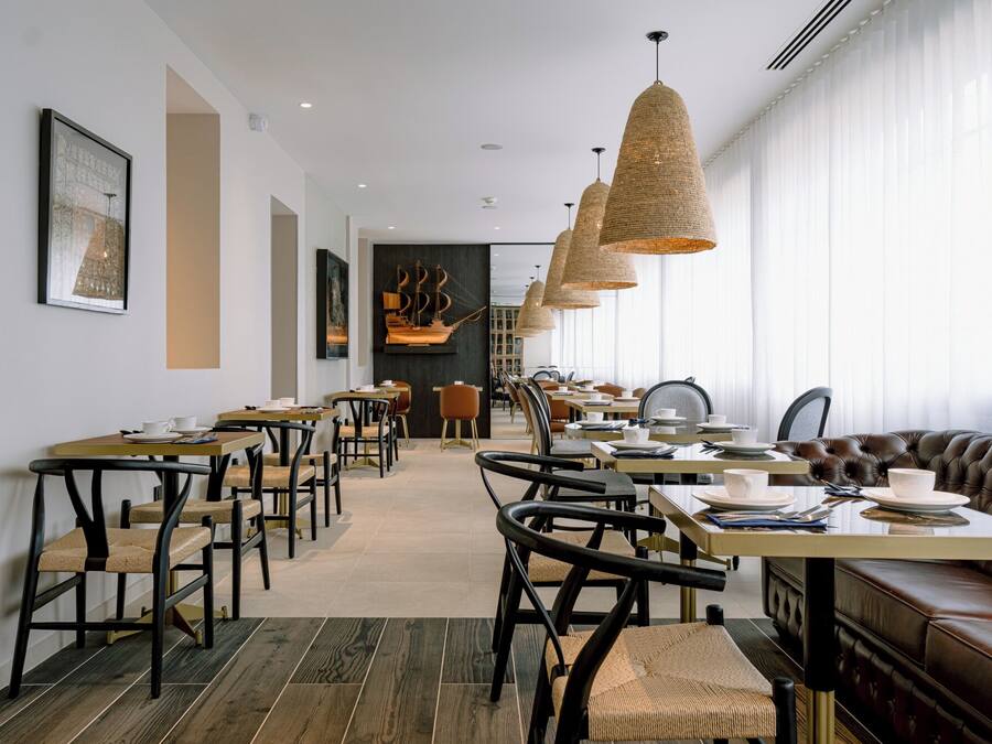 بوفيه فطور يوميًا بتكلفة قدرها (18 EUR للشخص)