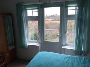 Individually decorated, individually furnished, iron/ironing board - Lakeside Guest House (Weymouth)