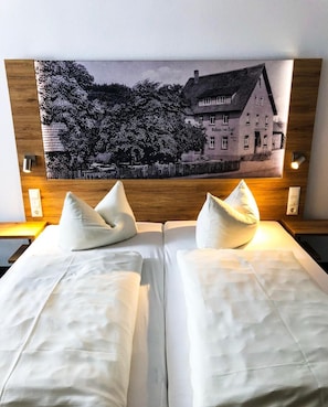 Escrivaninha, quartos à prova de som, Wi-Fi de cortesia, roupa de cama