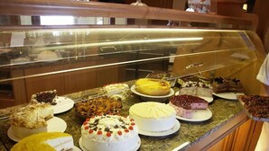 يتم تقديم الغداء والعشاء 