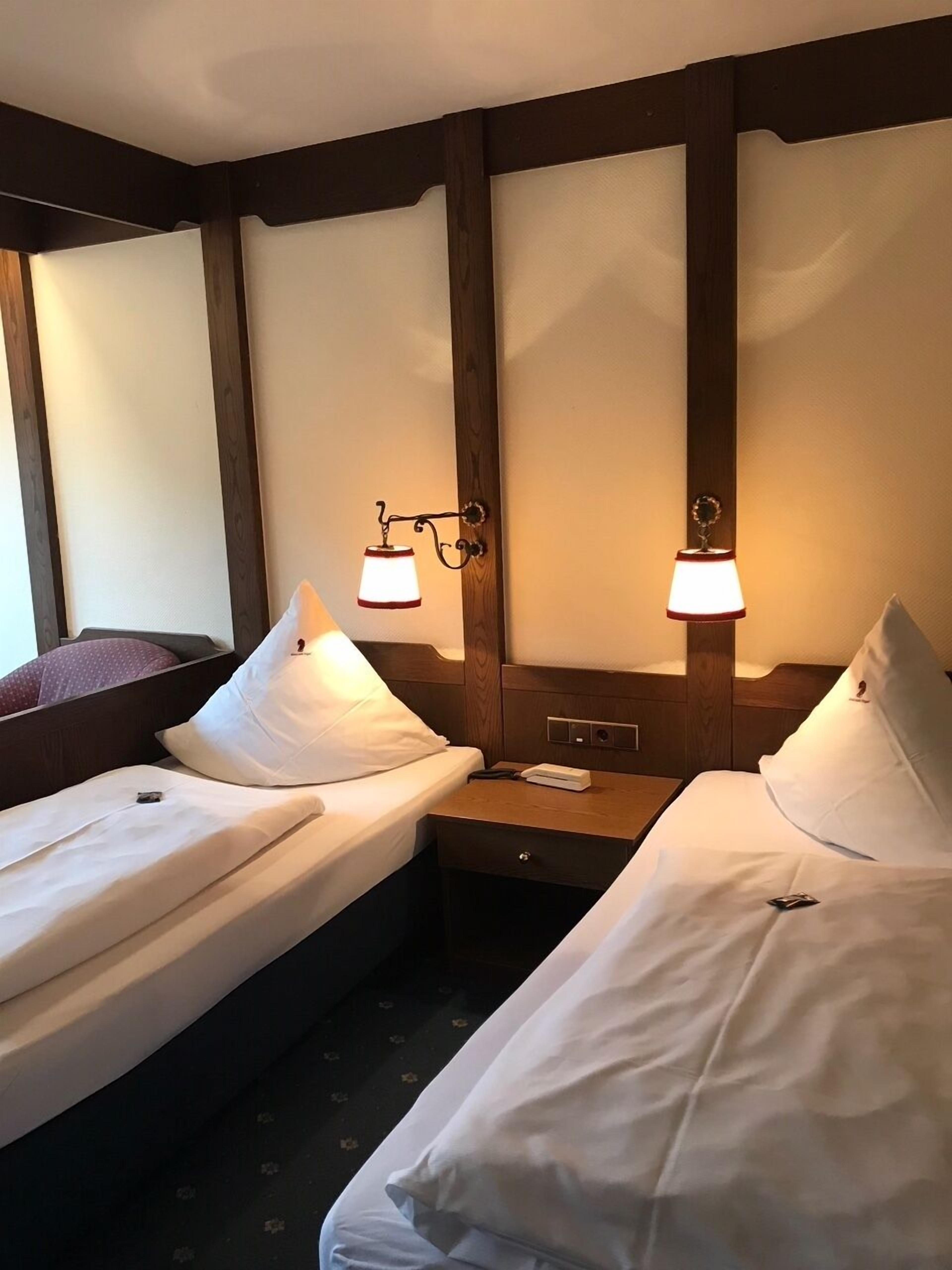 family single room | desk, soundproofing, free wifi, bed sheets