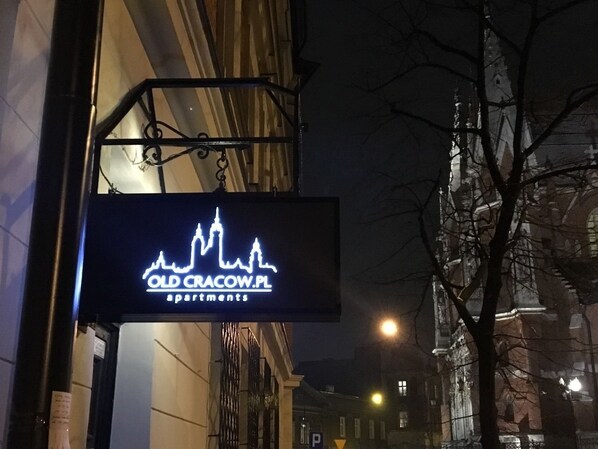 Boendets fasad - kväll/natt