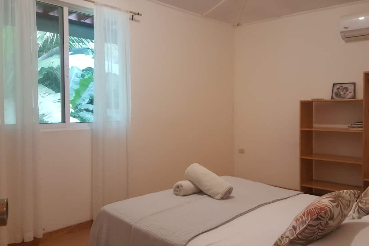 2 habitaciones, decoración personalizada y muebles diferentes