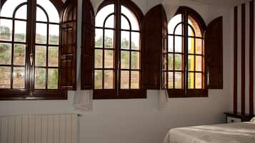 Escritorio, cortinas blackout y tabla de planchar con plancha