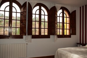 Desk, blackout curtains, iron/ironing board, free WiFi - Hostal Vía Verde de la Sierra (Olvera)