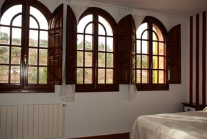 Escrivaninha, cortinas blackout, ferros/tábuas de passar roupa