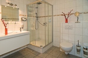 Een douche, gratis toiletartikelen, een haardroger, handdoeken