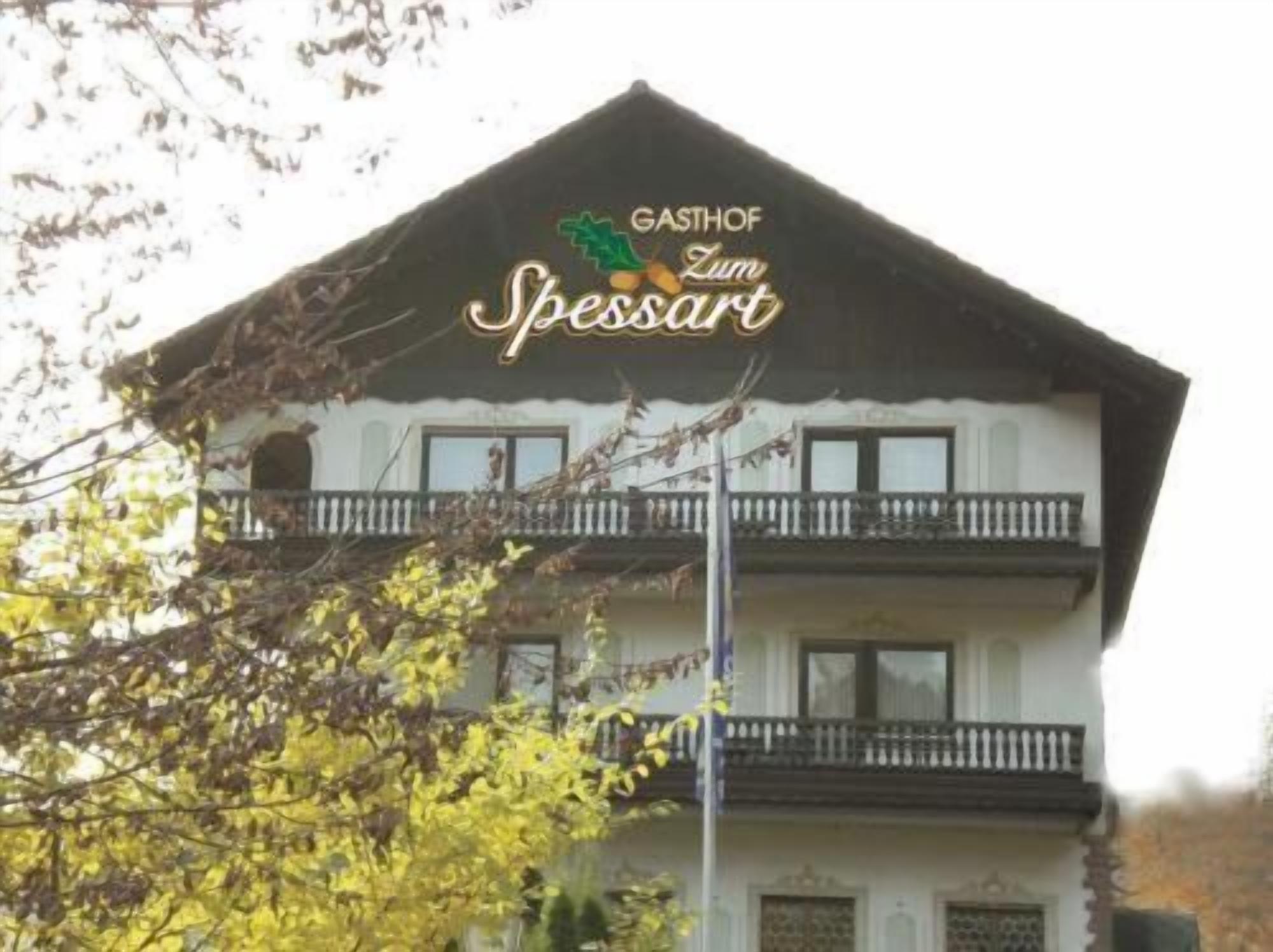 Un edificio de dos pisos con un letrero que dice "GASTHOF Zum Spessart".