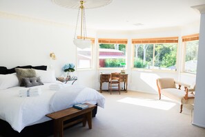 5 slaapkamers, een strijkplank/strijkijzer, reisbedje, wifi