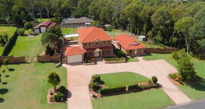 Country Elegance-Brisbane acreage with pool! 30 min Brisbane/Gold Coast