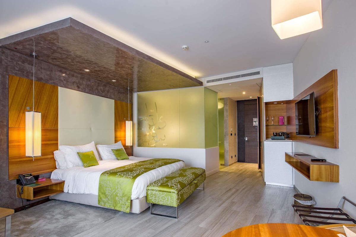 Premium bedding, in-room safe, individually decorated