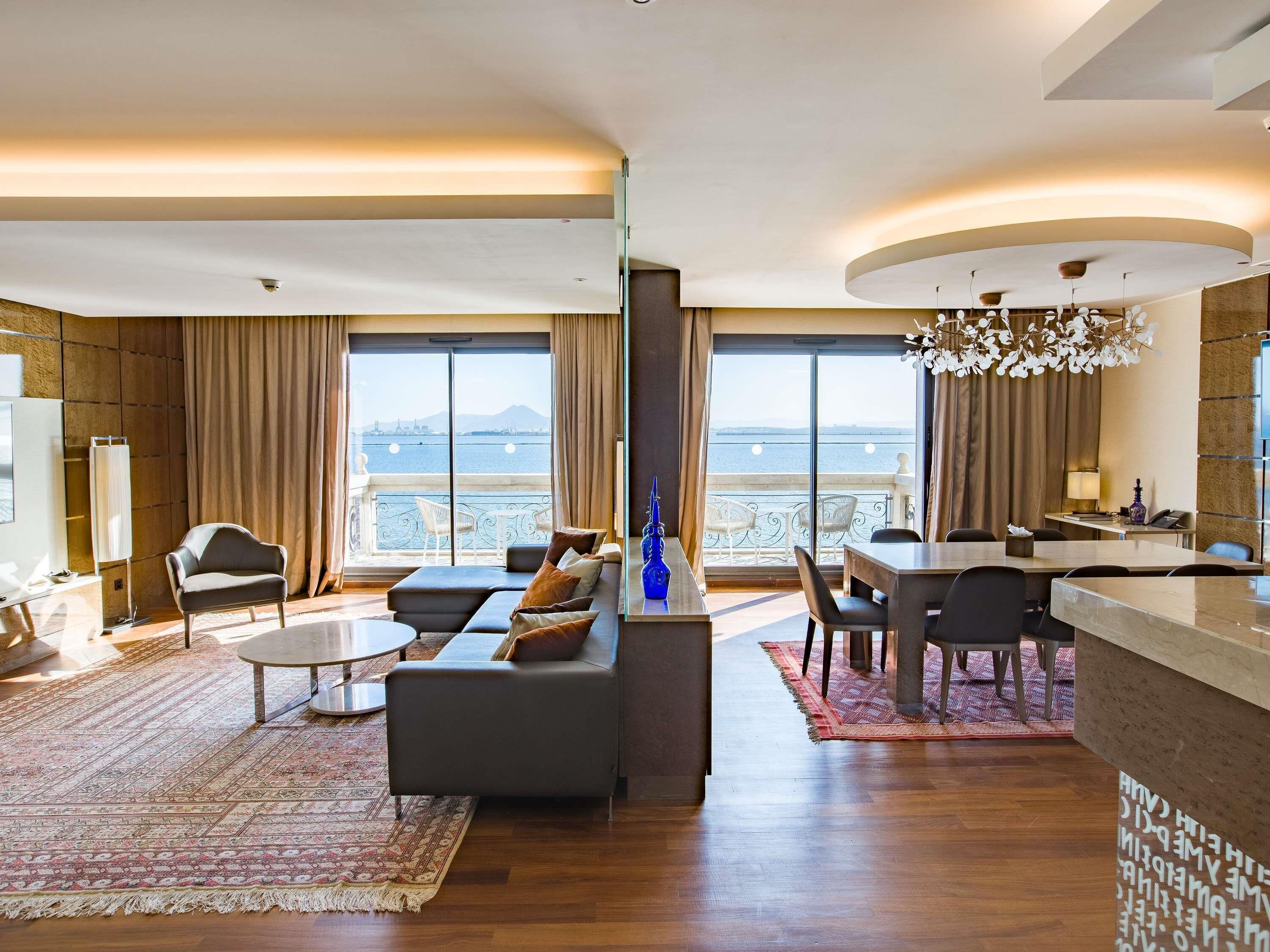 ห้องเพรสซิเดนเชียลสวีท, เตียงใหญ่ 2 เตียง, วิวทะเลสาบ | เครื่องนอนระดับพรีเมียม, ตู้นิรภัยในห้องพัก