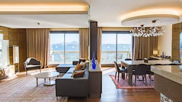 Presidentiële suite, 2 tweepersoonsbedden, uitzicht op meer | Luxe beddengoed, een kluis op de kamer, individueel gedecoreerd