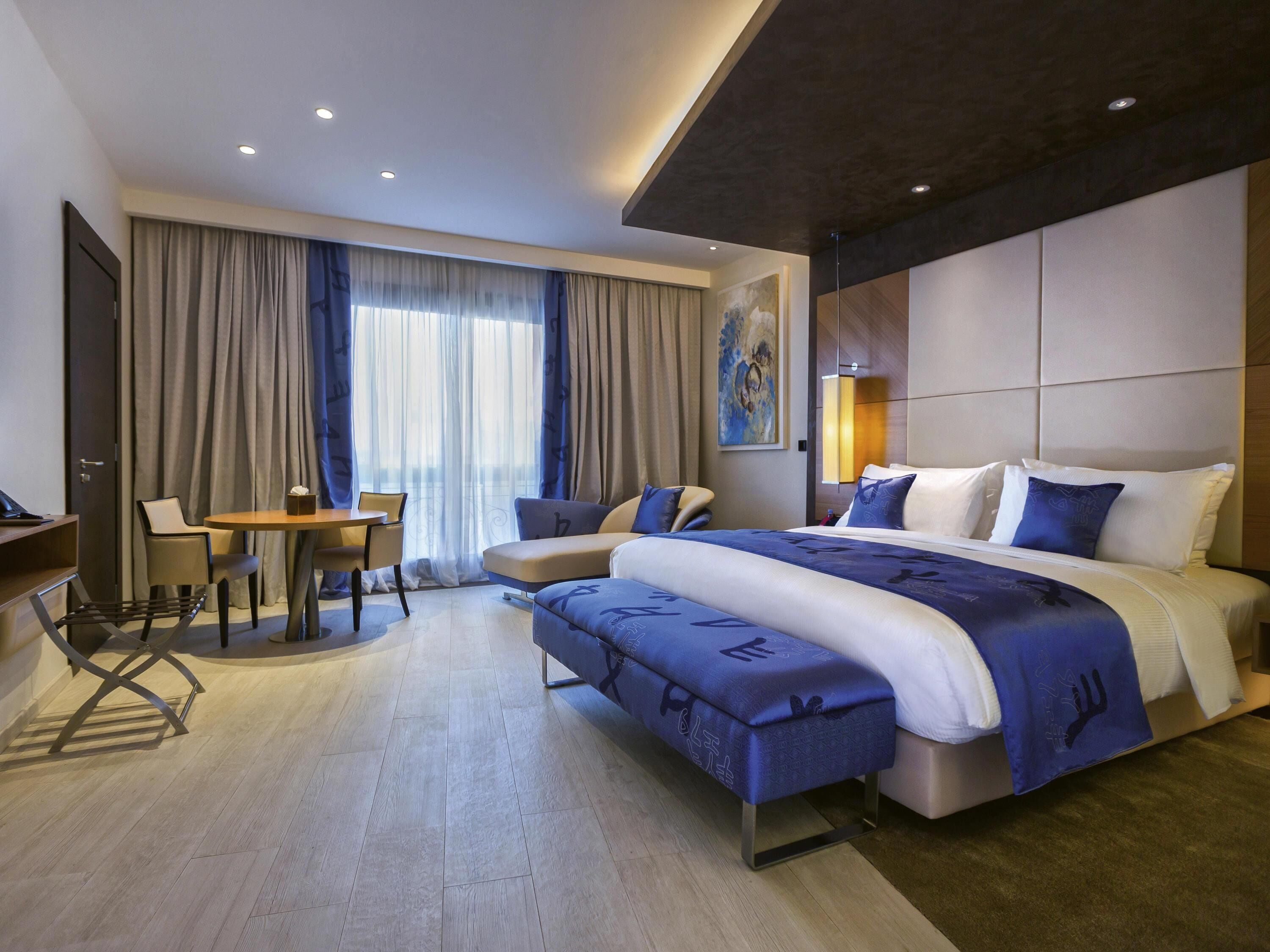 Sängtillbehör av högsta kvalitet och värdeförvaringsskåp på rummet