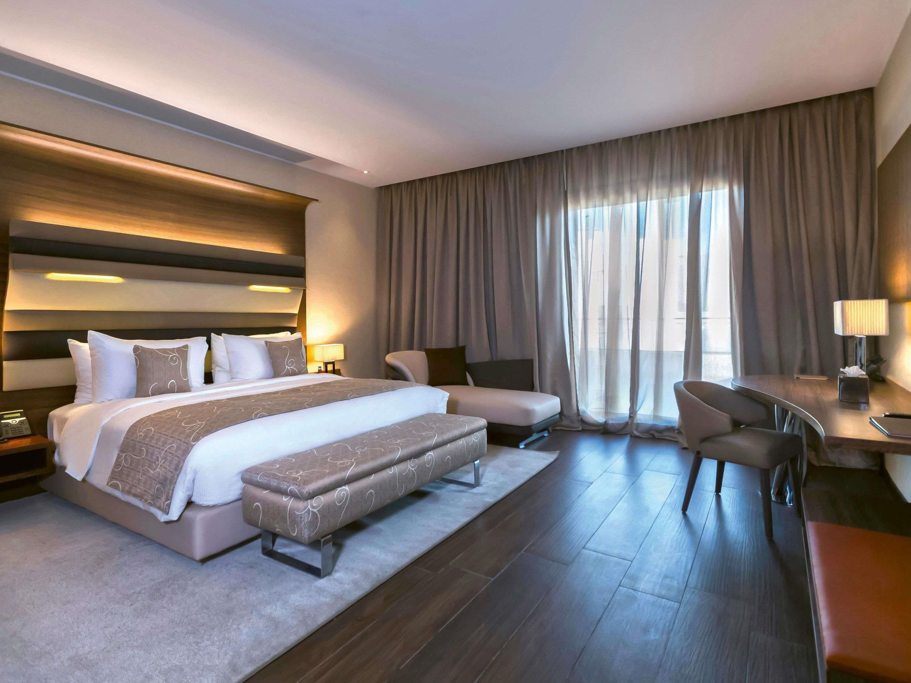 Peralatan tempat tidur premium, peti besi dalam bilik, meja 