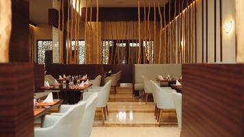Een restaurantinterieur met houten latten, tafels en stoelen.