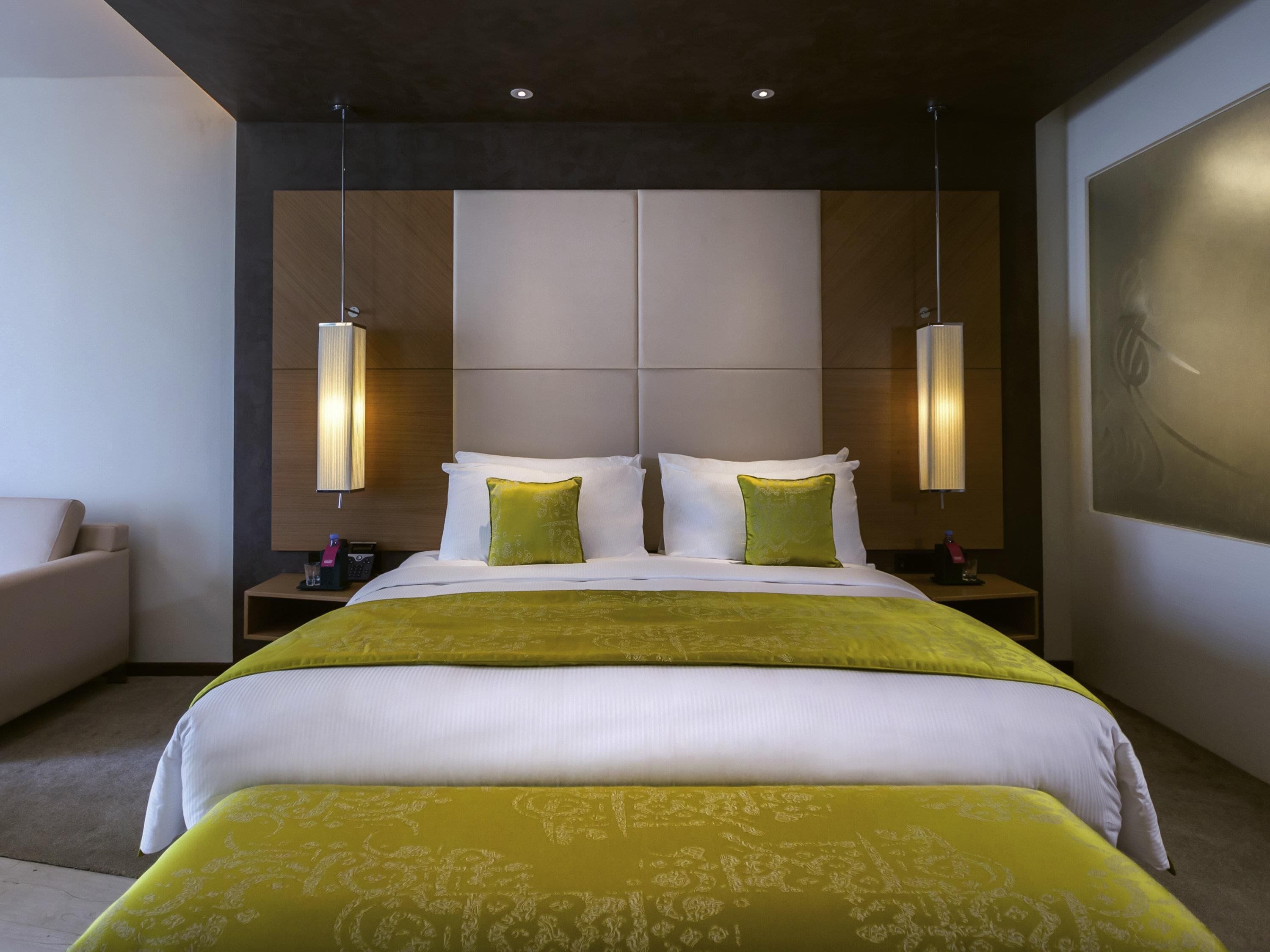 Ropa de cama de alta calidad y caja de seguridad en la habitación 