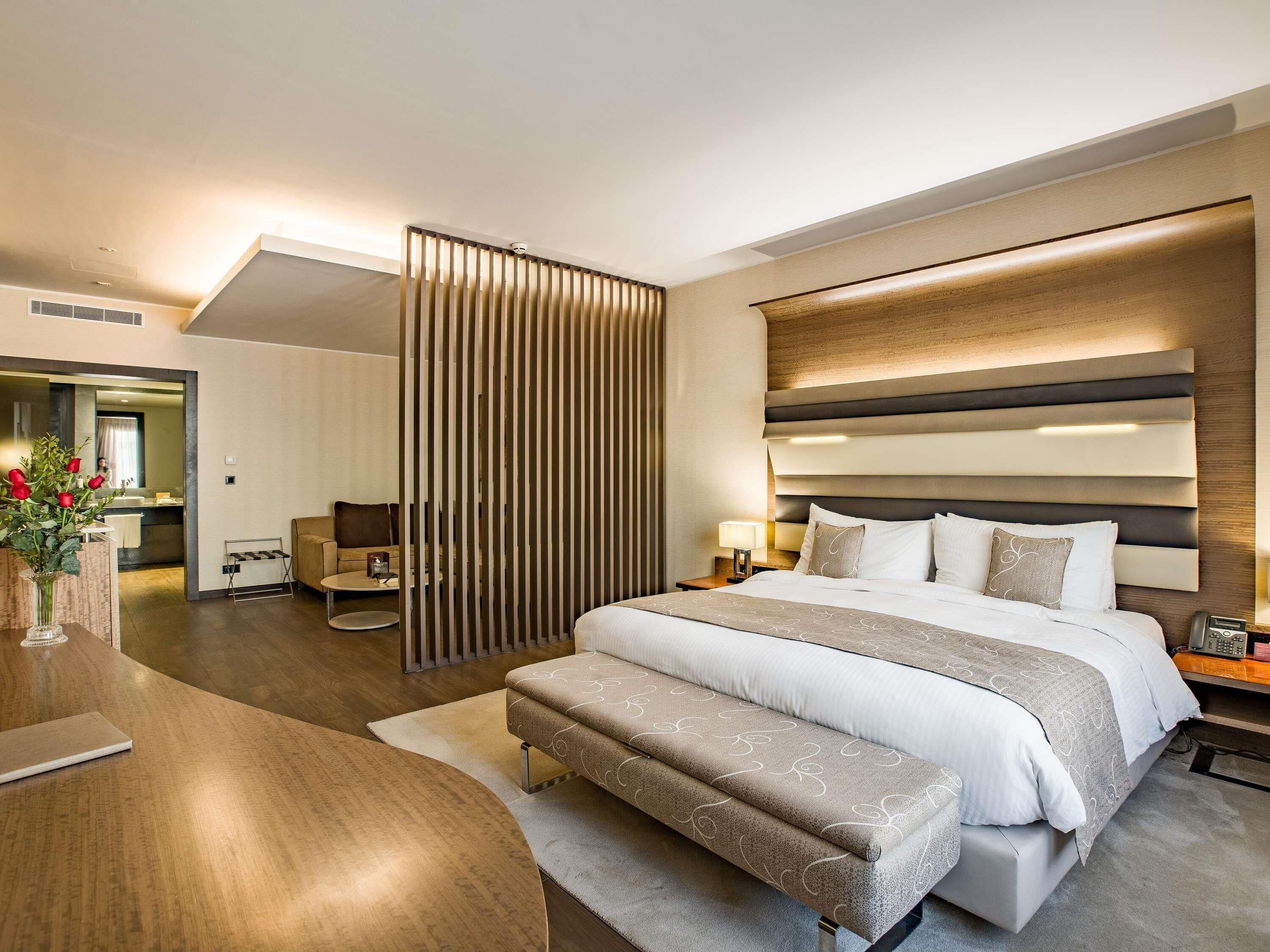 Junior suite | Luxe beddengoed, een kluis op de kamer, een bureau, een laptopwerkplek