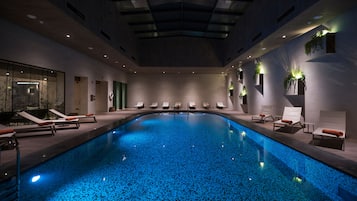 Piscine couverte, accès possible de 06 h 00 à 22 h 00, chaises longues