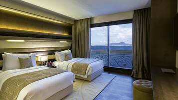 Suite presidencial, 2 camas dobles, vistas al lago | 1 dormitorio, ropa de cama de alta calidad, caja fuerte