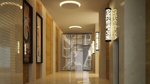 Um interior moderno com piso lustroso, obras de arte emolduradas e um lustre decorativo.