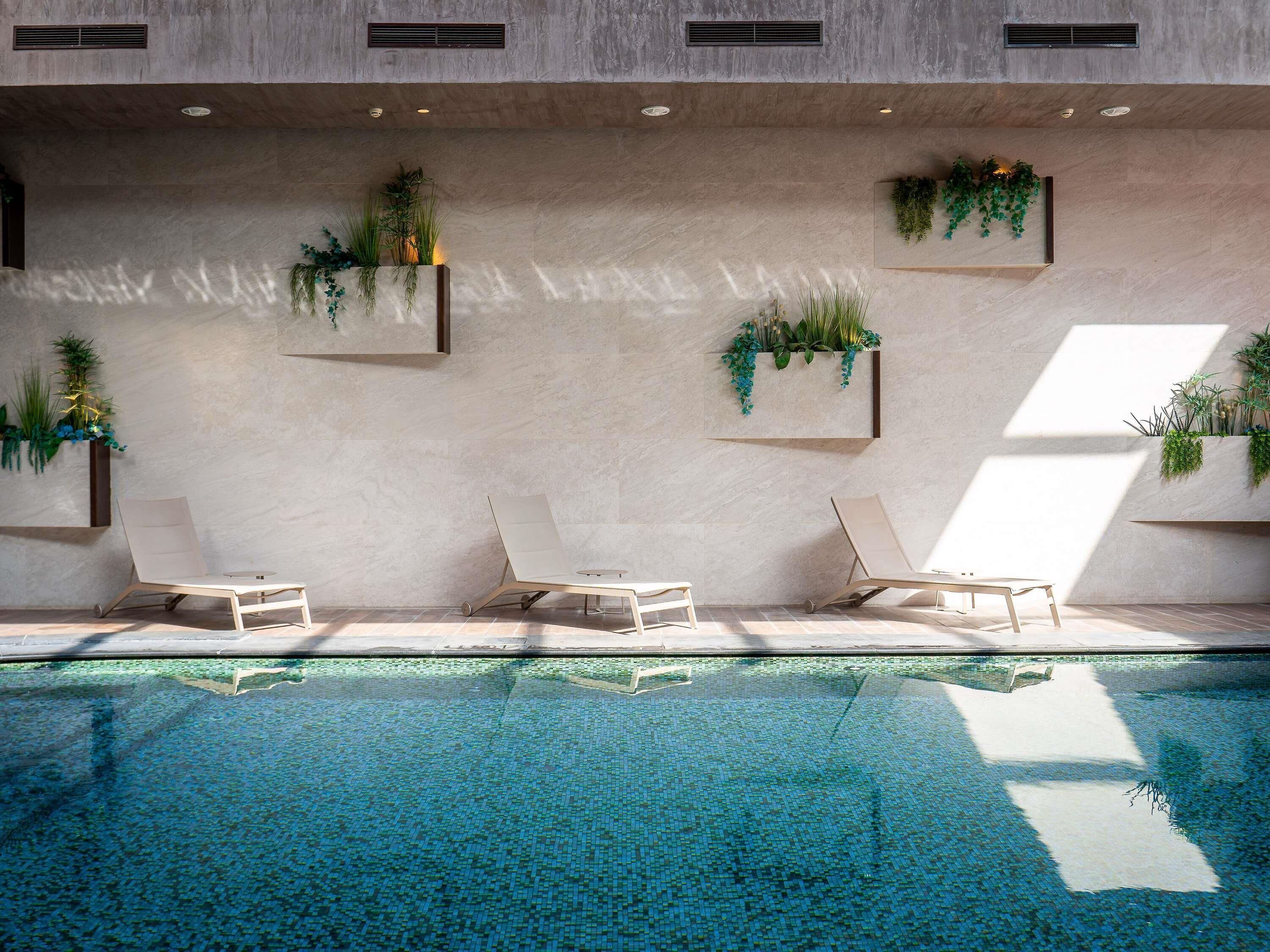 สระว่ายน้ำในร่ม เปิด 6:00 น. ถึง 22:00 น., เก้าอี้อาบแดดริมสระ