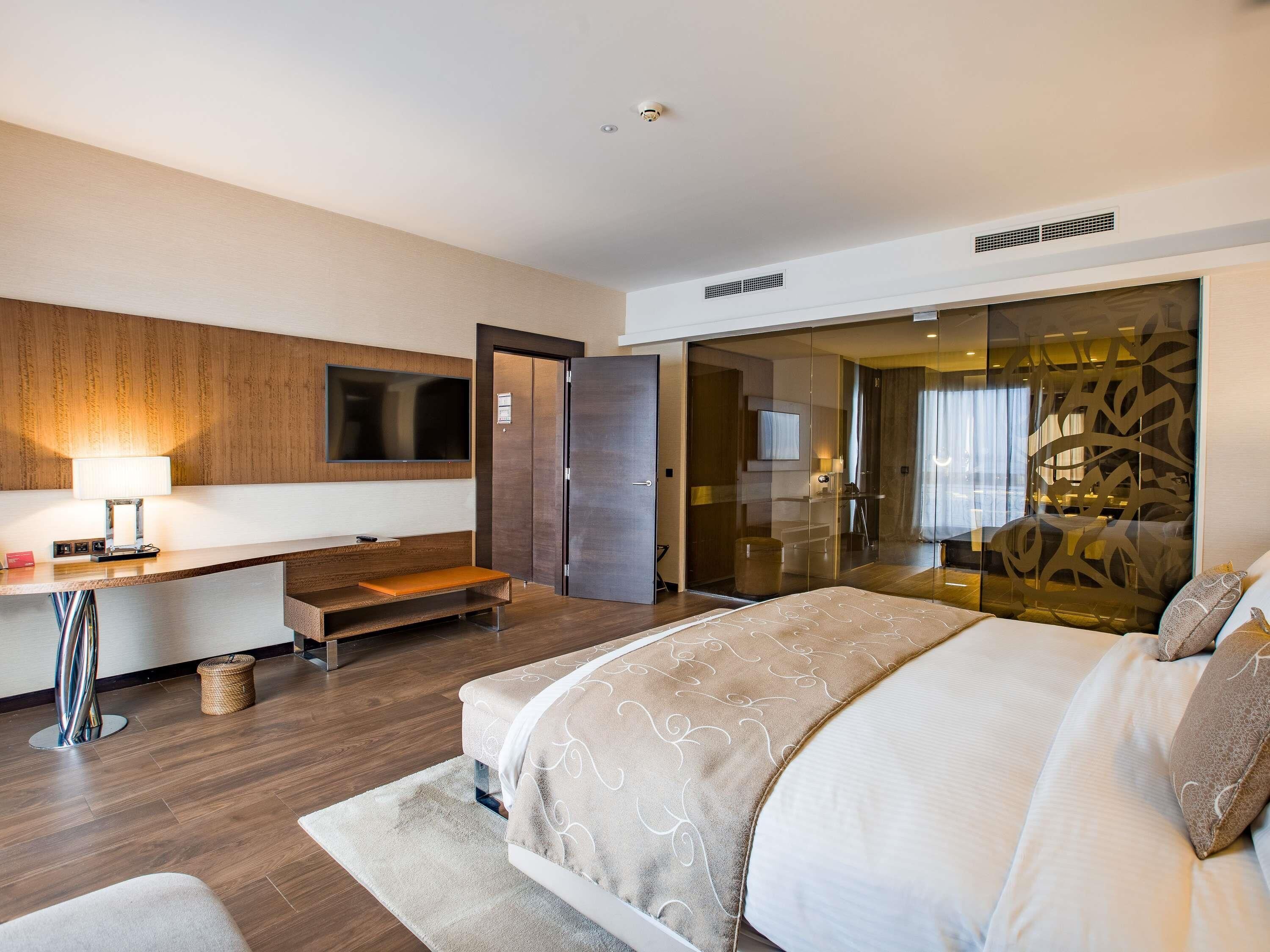 Suite, 1 slaapkamer, uitzicht op meer | Luxe beddengoed, een kluis op de kamer, een bureau, een laptopwerkplek