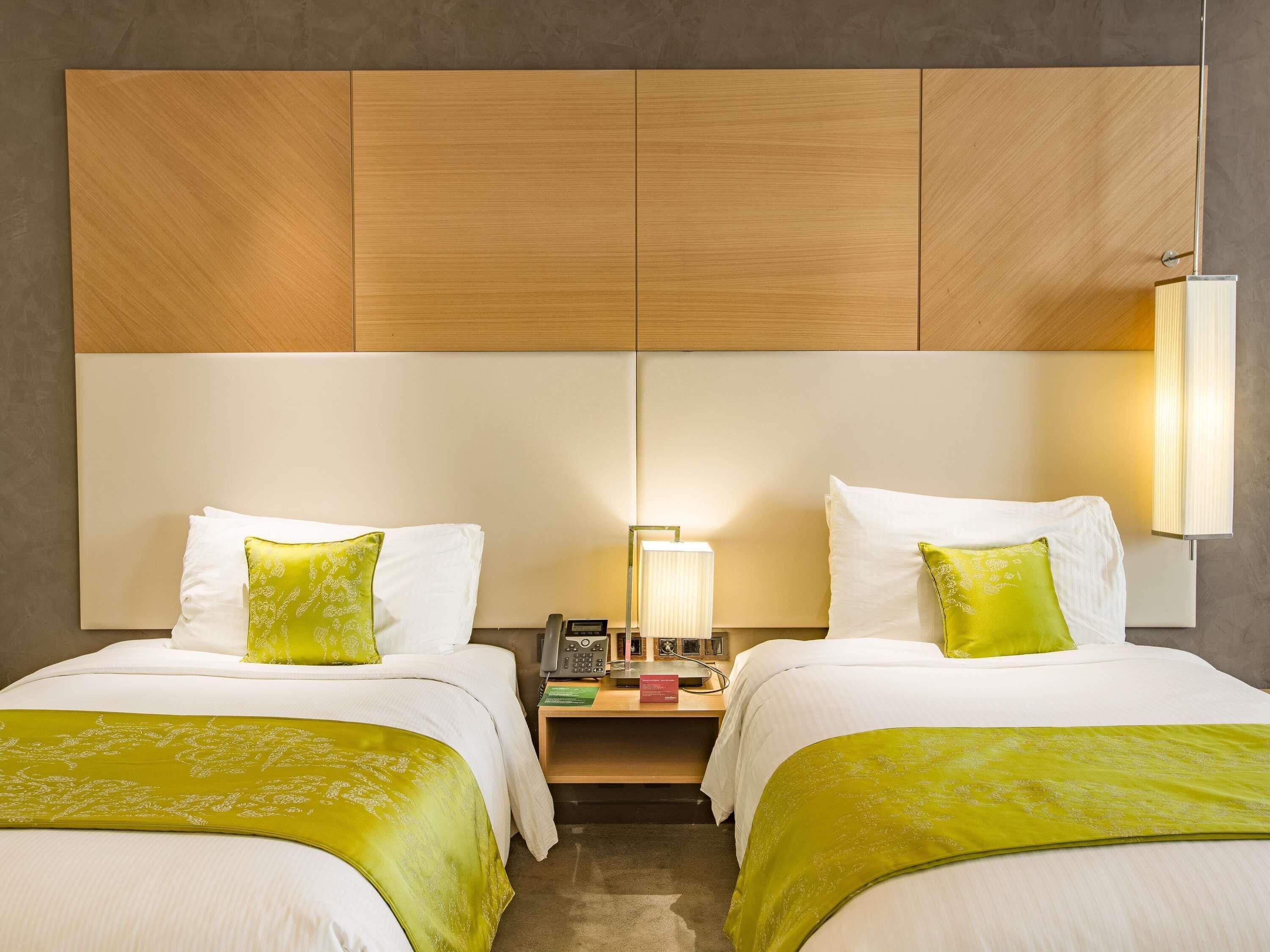 Luxe beddengoed, een kluis op de kamer, een bureau, een laptopwerkplek