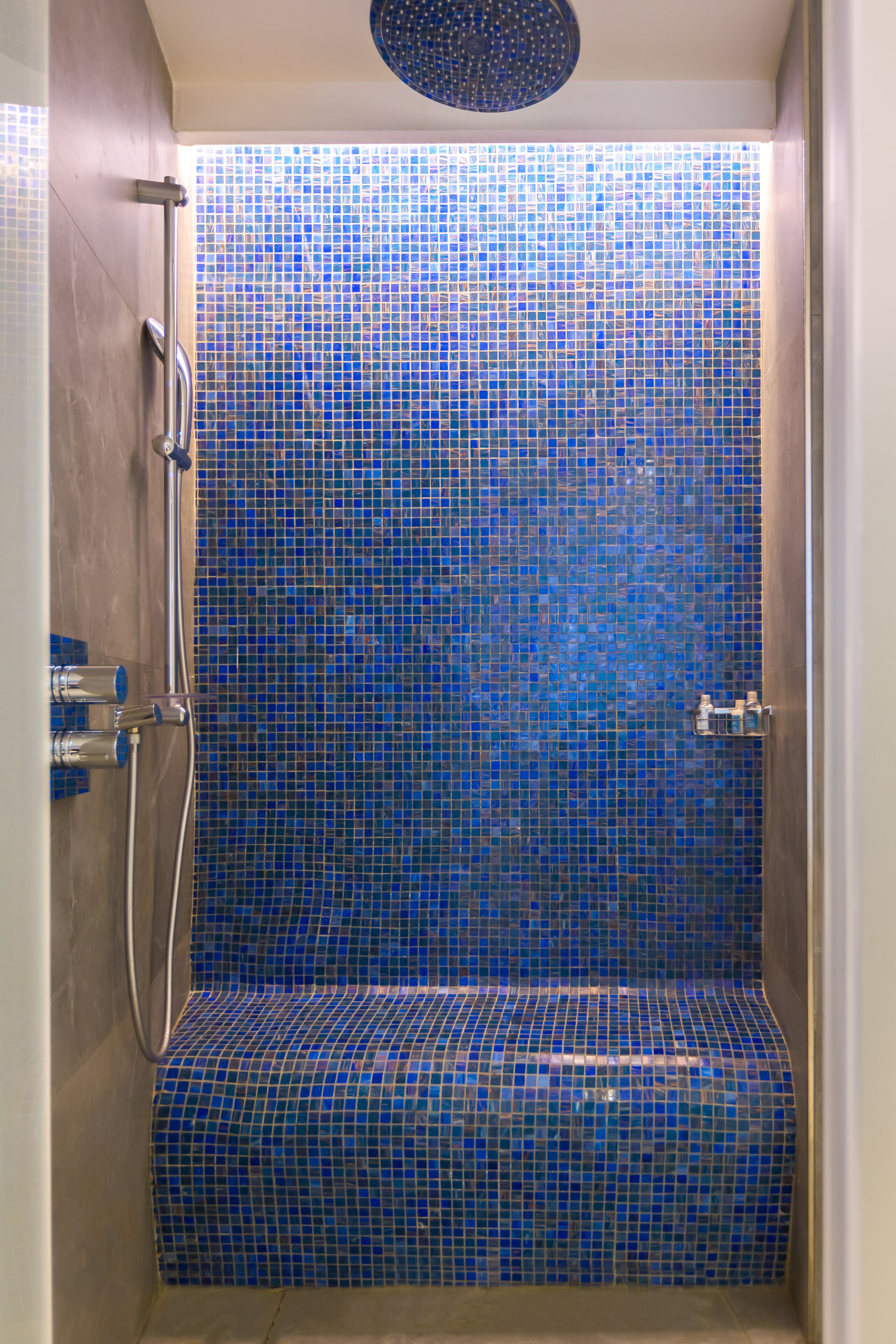 separate bathtub and shower, rainfall showerhead