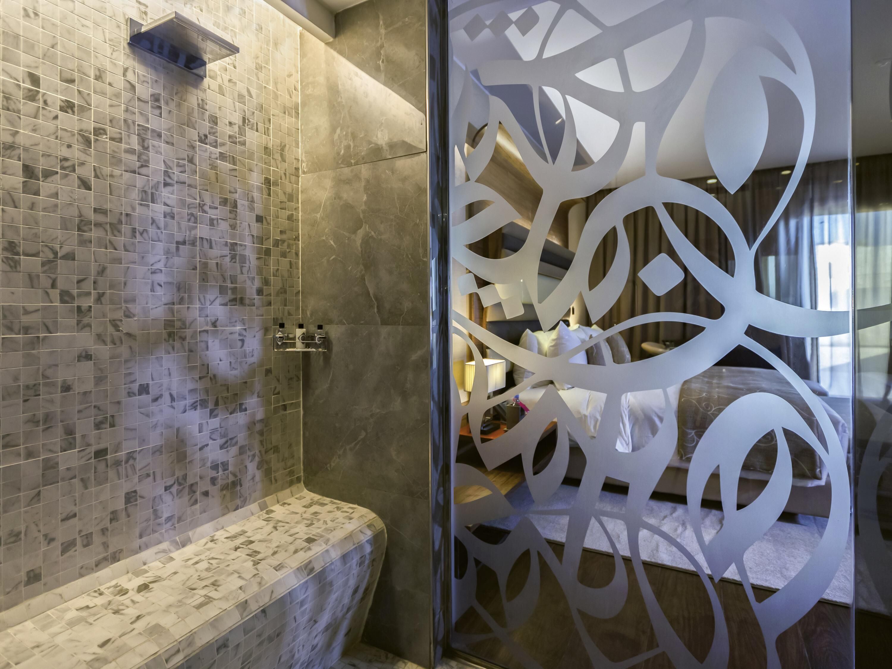 Hochwertige Bettwaren, Zimmersafe, individuell dekoriert