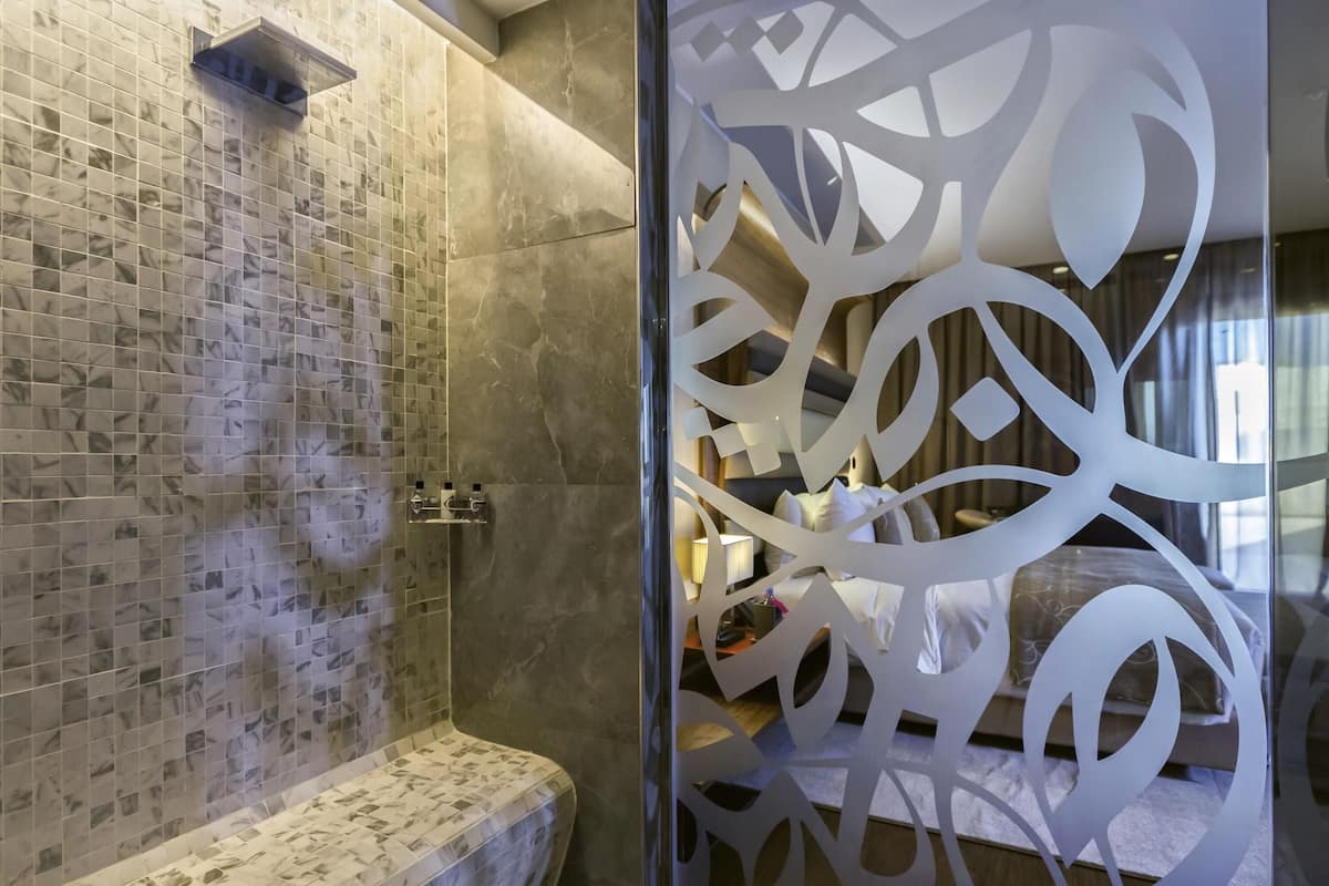 Hochwertige Bettwaren, Zimmersafe, individuell dekoriert