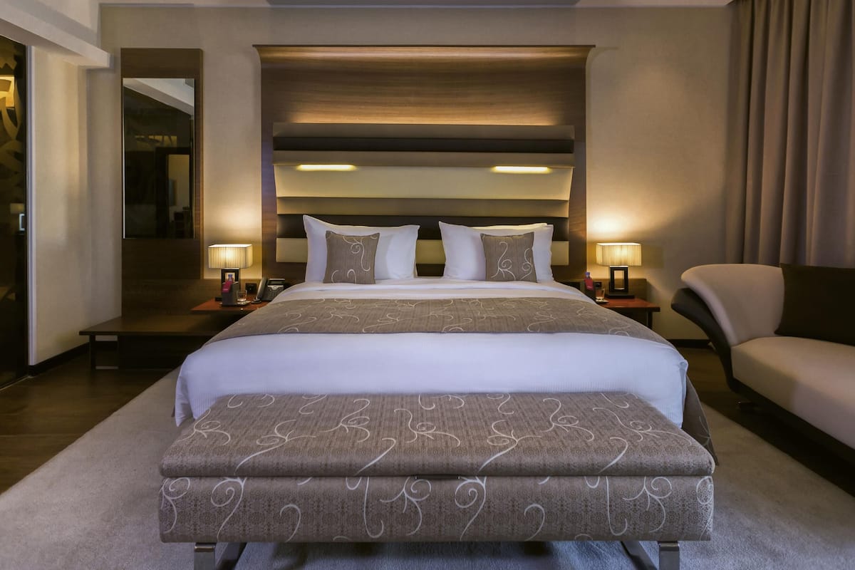 Hochwertige Bettwaren, Zimmersafe, individuell dekoriert